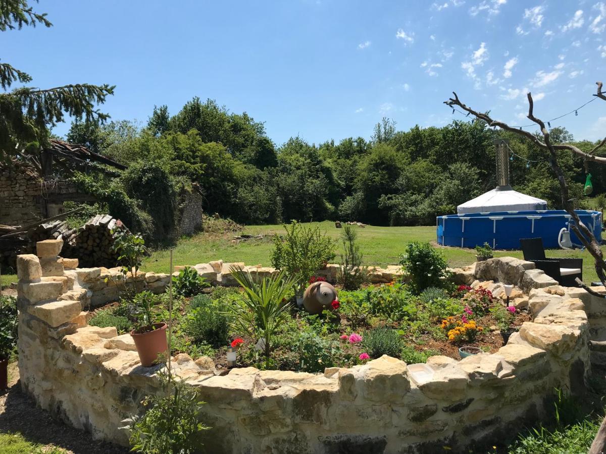 French Fields Luxury Glamping Original Mongolian Yurt Hotel Le-Vieux-Cerier Bagian luar foto