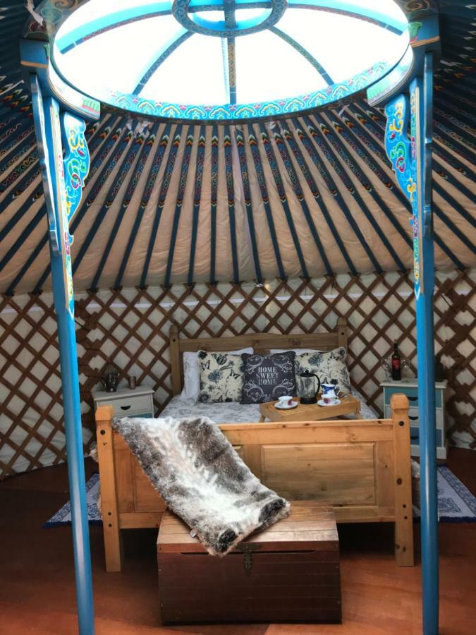French Fields Luxury Glamping Original Mongolian Yurt Hotel Le-Vieux-Cerier Bagian luar foto