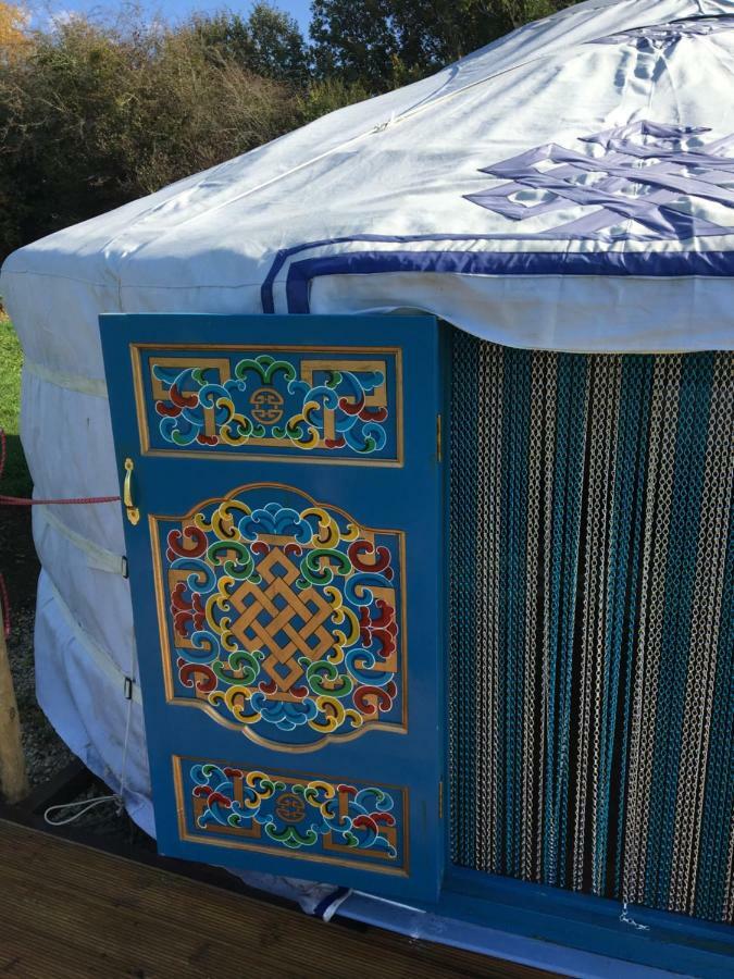 French Fields Luxury Glamping Original Mongolian Yurt Hotel Le-Vieux-Cerier Bagian luar foto