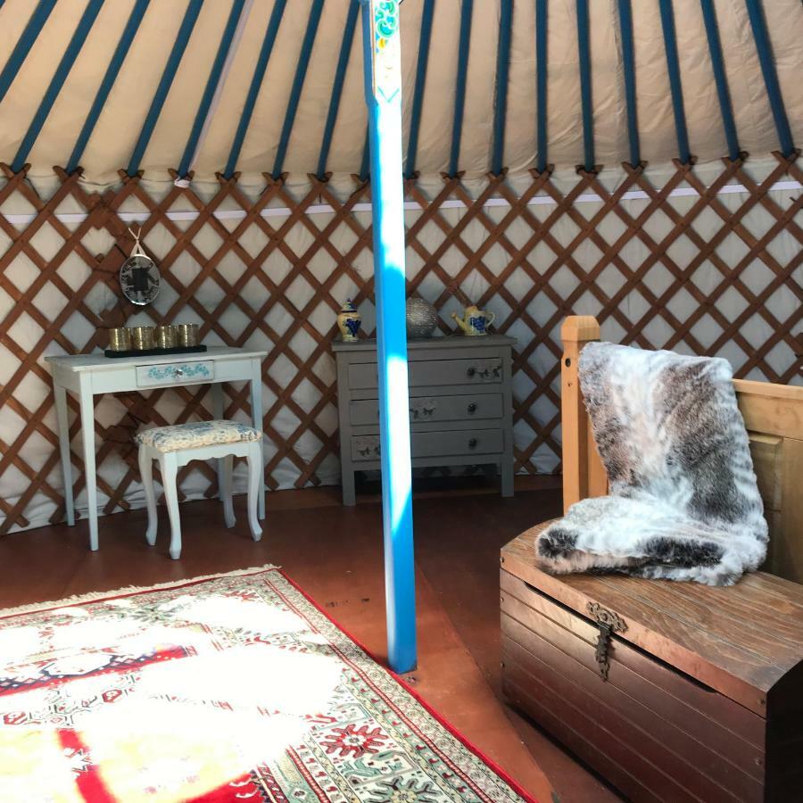 French Fields Luxury Glamping Original Mongolian Yurt Hotel Le-Vieux-Cerier Bagian luar foto