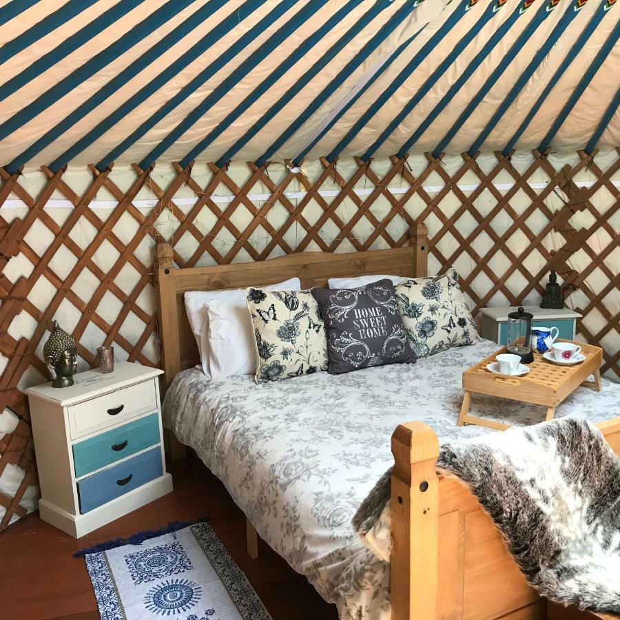 French Fields Luxury Glamping Original Mongolian Yurt Hotel Le-Vieux-Cerier Bagian luar foto