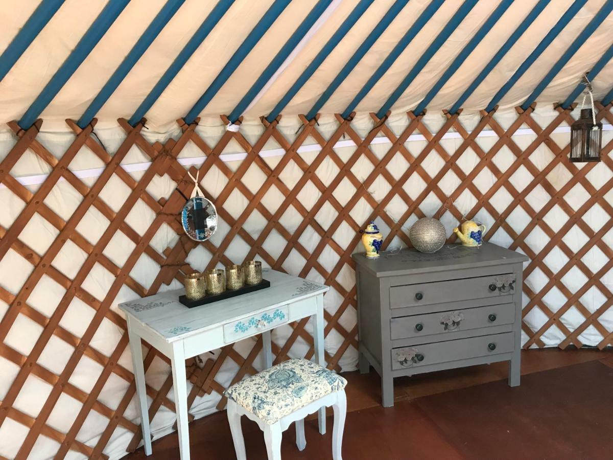 French Fields Luxury Glamping Original Mongolian Yurt Hotel Le-Vieux-Cerier Bagian luar foto